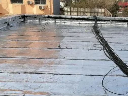 广东卫生间漏水维修公司分享下广东屋面楼顶防水刚性防水层施工要点。